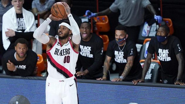 Basketbalista Portlandu Trail Blazers Carmelo Anthony (00) střílí trojku proti Brooklynu Nets. Basketbalista Portlandu Trail Blazers Carmelo Anthony (00) střílí trojku proti Brooklynu Nets.