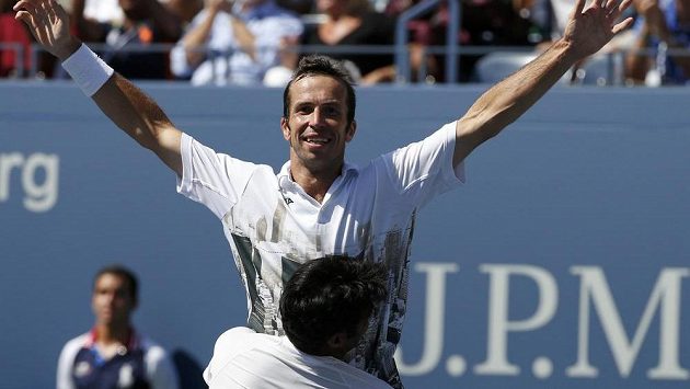 Radek Štěpánek v objetí Leandra Paese po triumfu na US Open. Radek Štěpánek v objetí Leandra Paese po triumfu na US Open.