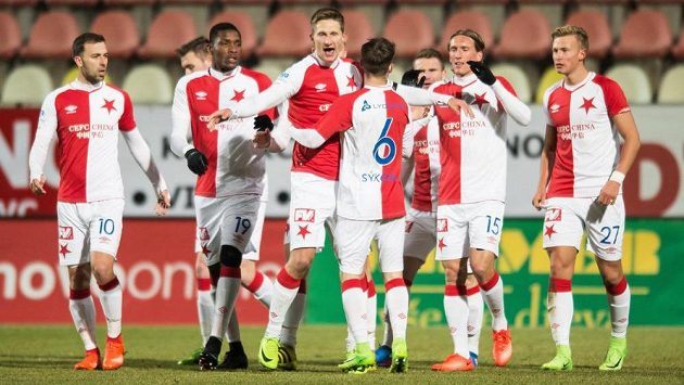 Fotbalisté Slavie slaví gól do sítě Příbrami. Fotbalisté Slavie slaví gól do sítě Příbrami.