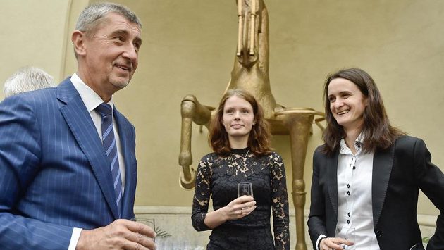 Premiér v demisi Andrej Babiš se setkal s českými olympioniky. Na snímku s Babišem debatují rychlobruslařky Nikola Zdráhalová (uprostřed) a Martina Sáblíková. Premiér v demisi Andrej Babiš se setkal s českými olympioniky. Na snímku s Babišem debatují rychlobruslařky Nikola Zdráhalová (uprostřed) a Martina Sáblíková.
