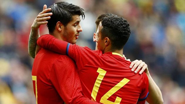 Španělé Álvaro Morata (vlevo) a Thiago Alcantara se radují z gólu proti Koreji. Španělé Álvaro Morata (vlevo) a Thiago Alcantara se radují z gólu proti Koreji.