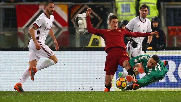 Patrik Schick se snaží vykopnout balón brankáři AC Milán Gianluigimu Donnarummovi. Patrik Schick se snaží vykopnout balón brankáři AC Milán Gianluigimu Donnarummovi.