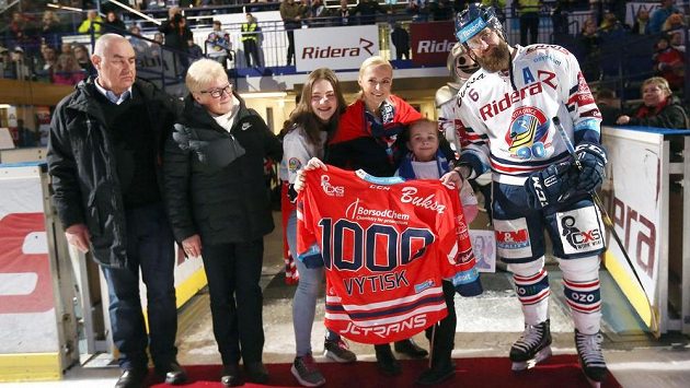 Jan Výtisk z Vítkovic (vpravo) nastoupil ke svému 1000. zápasu v extralize, jubilejní dres s ním převzali manželka, děti i jeho rodiče. Jan Výtisk z Vítkovic (vpravo) nastoupil ke svému 1000. zápasu v extralize, jubilejní dres s ním převzali manželka, děti i jeho rodiče.