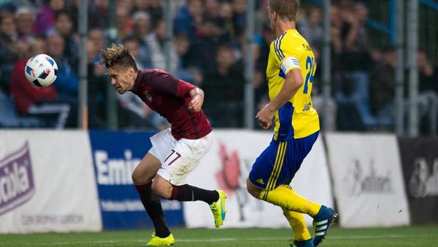 Václav Kadlec ze Sparty vyrovnává na 1:1 v utkání ve Zlíně. Václav Kadlec ze Sparty vyrovnává na 1:1 v utkání ve Zlíně.