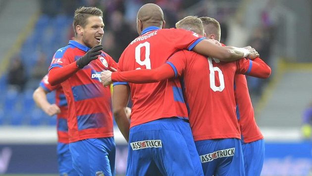 Fotbalisté Plzně se radují z gólu proti Jablonci. Fotbalisté Plzně se radují z gólu proti Jablonci.