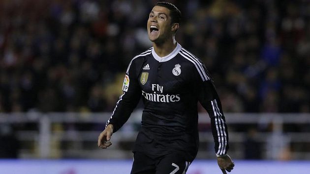 Cristiano Ronaldo z Realu Madrid slaví gól v síti Vallecana. Cristiano Ronaldo z Realu Madrid slaví gól v síti Vallecana.