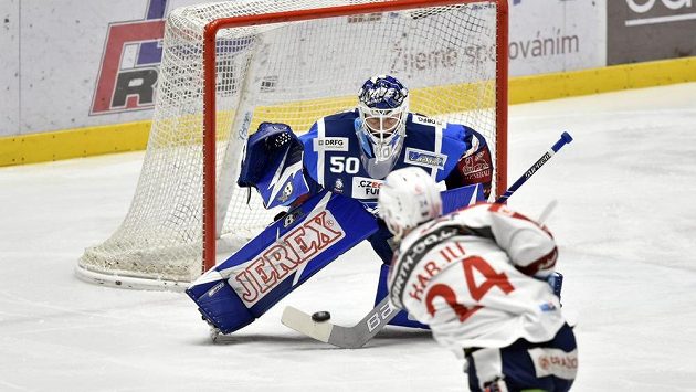 Pardubický Johan Harju pálí na brankáře Brna Karla Vejmelku. Pardubický Johan Harju pálí na brankáře Brna Karla Vejmelku.