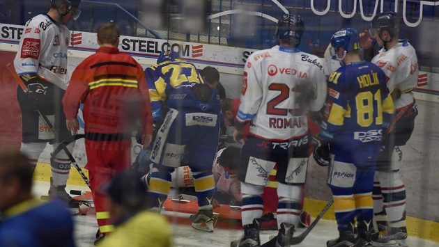 Zraněného Radoslava Tybora z Vítkovic odnášejí na nosítkách z ledové plochy. Zraněného Radoslava Tybora z Vítkovic odnášejí na nosítkách z ledové plochy.
