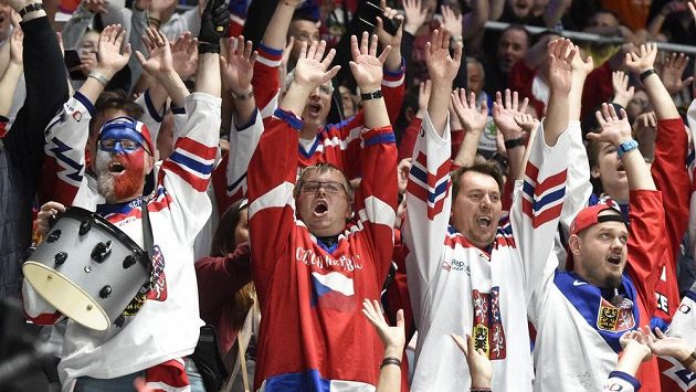 Čeští hokejisté se v Bratislavě znovu mohli spolehnout na podporu fanoušků. Čeští hokejisté se v Bratislavě znovu mohli spolehnout na podporu fanoušků.