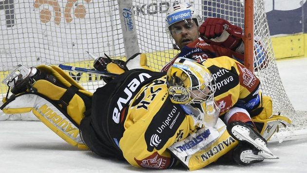 Útočník Tomáš Rolinek z Pardubic v brance litvínovského gólmana Michaela Petráska. Útočník Tomáš Rolinek z Pardubic v brance litvínovského gólmana Michaela Petráska.
