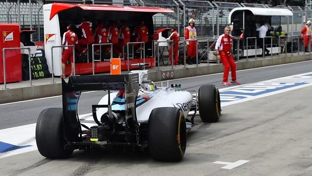 Šéf Ferrari Maurizio Arrivabene se pokoušel přejít uličku v boxech a ocitl v cestě Felipeho Massy s williamsem ve chvíli, kdy konkurenční tým vyslal brazilského pilota na trať. Šéf Ferrari Maurizio Arrivabene se pokoušel přejít uličku v boxech a ocitl v cestě Felipeho Massy s williamsem ve chvíli, kdy konkurenční tým vyslal brazilského pilota na trať.