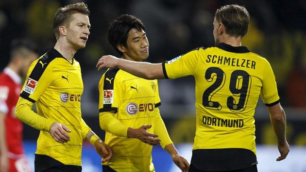 Fotbalisté Dortmundu slaví gól proti Mohuči. Zleva Marcel Schmelzer, Šindži Kagawa a Marco Reus. Fotbalisté Dortmundu slaví gól proti Mohuči. Zleva Marcel Schmelzer, Šindži Kagawa a Marco Reus.