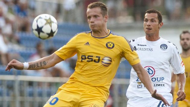 Lukáš Fujerik ze Slovácka (vpravo) v souboji s Milanem Kopicem z Jihlavy. Lukáš Fujerik ze Slovácka (vpravo) v souboji s Milanem Kopicem z Jihlavy.