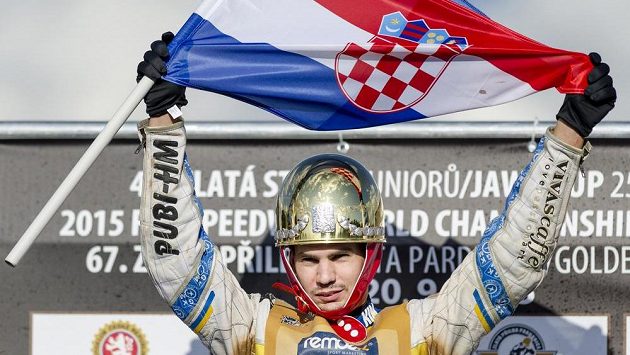 Chorvatský jezdec Jurica Pavlic po triumfu na Zlaté přilbě. Chorvatský jezdec Jurica Pavlic po triumfu na Zlaté přilbě.
