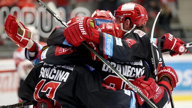 Hokejisté Třince se radují z druhé branky ve čtvrtfinále play off hokejové extraligy s Pardubicemi. Hokejisté Třince se radují z druhé branky ve čtvrtfinále play off hokejové extraligy s Pardubicemi.