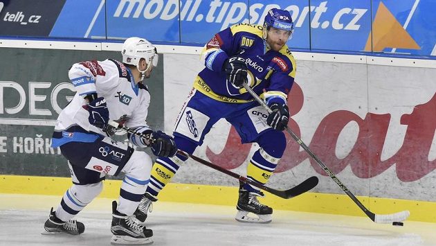 Hokejisté týmu Aukro Berani Zlín přivítali v dohrávce 25. kola extraligy Piráty Chomutov. Zleva David Skokan z Chomutova v souboji o puk s Tomášem Žižkou ze Zlína. Hokejisté týmu Aukro Berani Zlín přivítali v dohrávce 25. kola extraligy Piráty Chomutov. Zleva David Skokan z Chomutova v souboji o puk s Tomášem Žižkou ze Zlína.