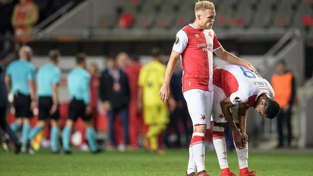 Fotbalisté Slavie Praha Mick van Buren (vlevo) a Simon Deli Fotbalisté Slavie Praha Mick van Buren (vlevo) a Simon Deli