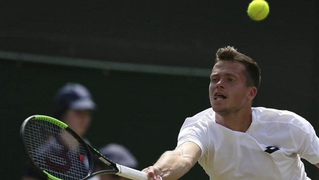 Adam Pavlásek v zápase 2. kola Wimbledonu proti Novaku Djokovičovi. Adam Pavlásek v zápase 2. kola Wimbledonu proti Novaku Djokovičovi.