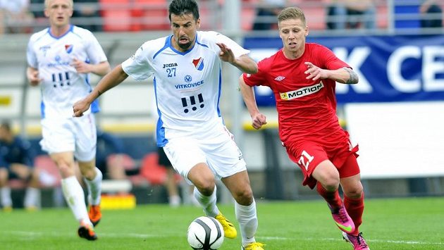 Útočník Baníku Milan Baroš (uprostřed) a záložník Zbrojovky Daniel Přerovský (vpravo) v dohrávce 25. kola Gambrinus ligy. Útočník Baníku Milan Baroš (uprostřed) a záložník Zbrojovky Daniel Přerovský (vpravo) v dohrávce 25. kola Gambrinus ligy.