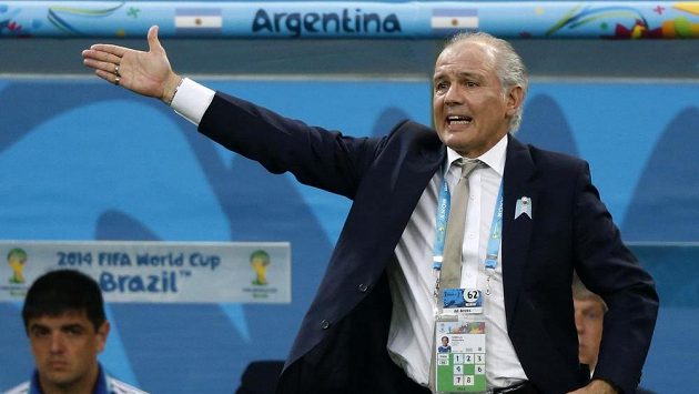 Trenér Alejandro Sabella na lavičce Argentiny po MS skončí. Trenér Alejandro Sabella na lavičce Argentiny po MS skončí.