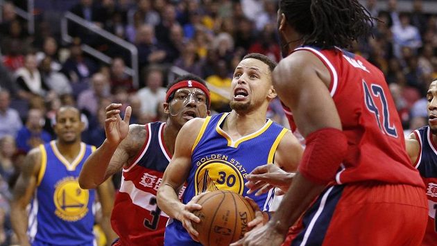 Stephen Curry (30) z Golden State a washingtonští Bradley Beal (3) a Nene (42). Stephen Curry (30) z Golden State a washingtonští Bradley Beal (3) a Nene (42).