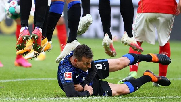Vladimír Darida z Herthy se vleže stal součástí zdi při přímém kopu. Vladimír Darida z Herthy se vleže stal součástí zdi při přímém kopu.