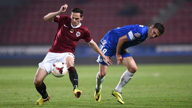 Obránce Sparty Praha Mario Holek (vlevo) v souboji o míč s libereckým Davidem Pavelkou. Obránce Sparty Praha Mario Holek (vlevo) v souboji o míč s libereckým Davidem Pavelkou.