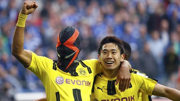 Dortmundský Pierre-Emerick Aubameyang slaví se spoluhráčem Shinji Kagawou v derby se Schalke. Dortmundský Pierre-Emerick Aubameyang slaví se spoluhráčem Shinji Kagawou v derby se Schalke.