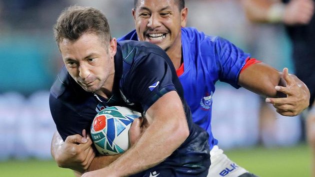 Skotský Greig Laidlaw (s míčem) v duelu se Samoou. Skotský Greig Laidlaw (s míčem) v duelu se Samoou.