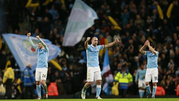 Fotbalisté Manchesteru City slaví postup. Fotbalisté Manchesteru City slaví postup.