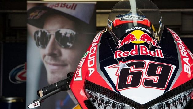 Pietní místo v Donington Parku připomínající tragicky zemřelého Nickyho Haydena. Pietní místo v Donington Parku připomínající tragicky zemřelého Nickyho Haydena.