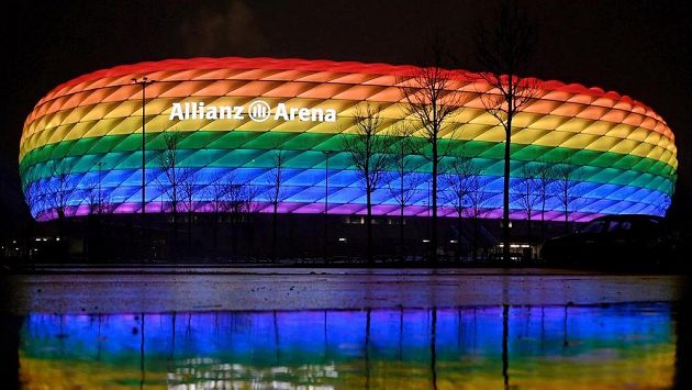 Aréna v Mnichově osvětlena duhovými barvami. Aréna v Mnichově osvětlena duhovými barvami.