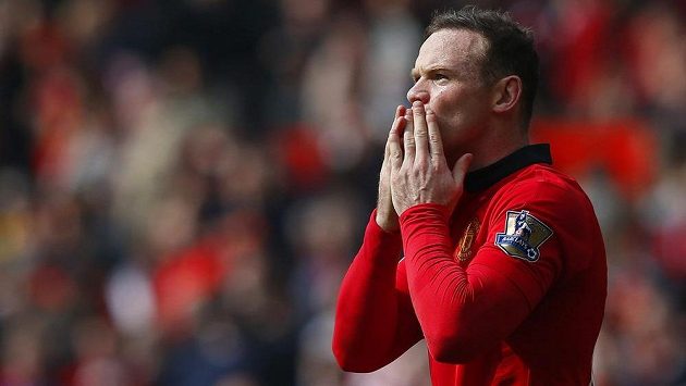 Wayne Rooney slaví svůj druhý gól proti Aston Ville. Wayne Rooney slaví svůj druhý gól proti Aston Ville.