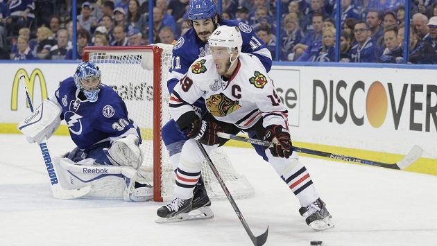 Jonathan Toews, kapitán Chicaga, v útočné akci u branky Tampy Bay. Brání ho Brian Boyle. Jonathan Toews, kapitán Chicaga, v útočné akci u branky Tampy Bay. Brání ho Brian Boyle.
