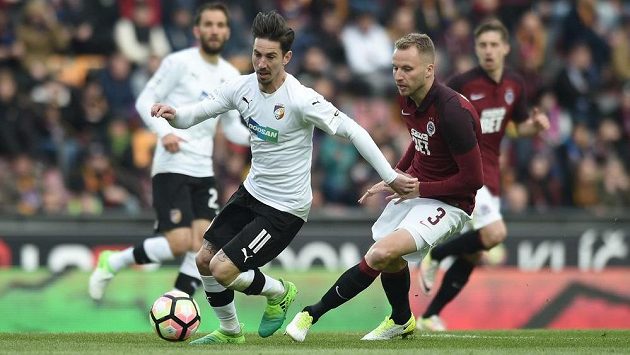 Milan Petržela (vlevo) z Plzně a sparťan Michal Kadlec. Milan Petržela (vlevo) z Plzně a sparťan Michal Kadlec.