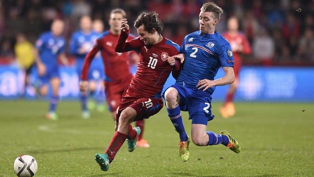 Tomáš Rosický a Birkir Saevarsson z Islandu během utkání kvalifikace ME 2016 v Plzni. Tomáš Rosický a Birkir Saevarsson z Islandu během utkání kvalifikace ME 2016 v Plzni.
