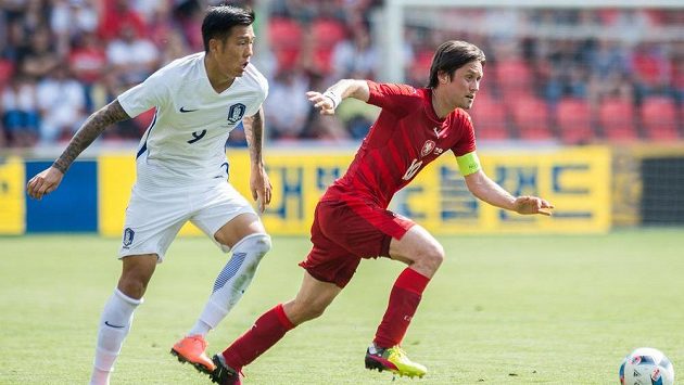 Suk Hyun-jun z Koreje (vlevo) sleduje Tomáše Rosického. Suk Hyun-jun z Koreje (vlevo) sleduje Tomáše Rosického.