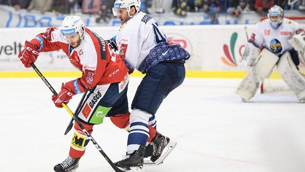 Martin Látal z Pardubic (vlevo) bojuje s kladenským Michalem Barinkou. Martin Látal z Pardubic (vlevo) bojuje s kladenským Michalem Barinkou.
