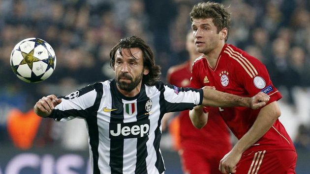 Andrea Pirlo (vlevo), režisér hry Juventusu, si dělá prostor před Thomasem Müllerem z Bayernu. Andrea Pirlo (vlevo), režisér hry Juventusu, si dělá prostor před Thomasem Müllerem z Bayernu.