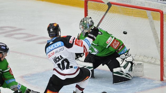 Robert Říčka ze Sparty a brankář Mladé Boleslavi Gašper Krošelj. Robert Říčka ze Sparty a brankář Mladé Boleslavi Gašper Krošelj.
