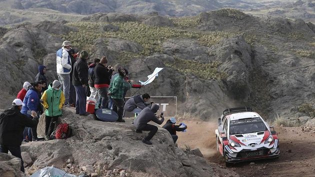 Estonský jezdec Ott Tänak s toyotou při Argentinské rallye. Estonský jezdec Ott Tänak s toyotou při Argentinské rallye.