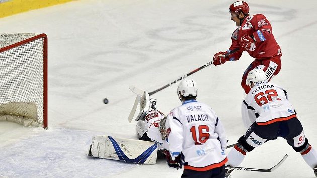 Třinecký hokejový útočník Jiří Polanský dává gól v utkání 38. kola hokejové extraligy do sítě Chomutova. Gól inkasuje brankář Justin Peters, vše sledují jeho spoluhráči Juraj Valach a Vladimír Růžička. Třinecký hokejový útočník Jiří Polanský dává gól v utkání 38. kola hokejové extraligy do sítě Chomutova. Gól inkasuje brankář Justin Peters, vše sledují jeho spoluhráči Juraj Valach a Vladimír Růžička.