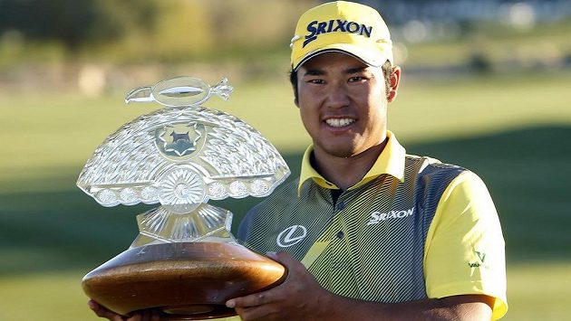 Japonec Hideki Macujama s trofejí za triumf při Phoenix Open ve Scottsdale. Japonec Hideki Macujama s trofejí za triumf při Phoenix Open ve Scottsdale.