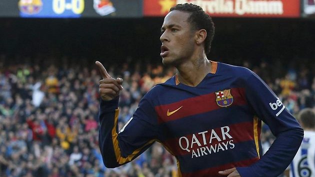 Útočník Barcelony Neymar oslavuje jeden ze svých gólů proti San Sebastianu. Útočník Barcelony Neymar oslavuje jeden ze svých gólů proti San Sebastianu.