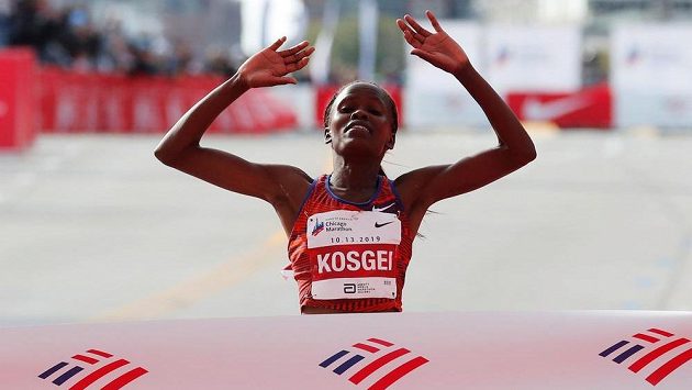 Keňanka Brigid Kosgeiová v cíli maratonu v Chicagu, který zaběhla v rekordním čase 2:14:04. Keňanka Brigid Kosgeiová v cíli maratonu v Chicagu, který zaběhla v rekordním čase 2:14:04.