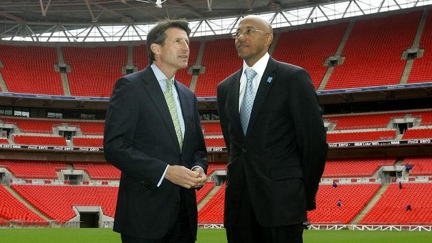 Bývalý namibijský atlet Frank Fredericks (vpravo) a šéf IAAF Sebastian Coe na londýnském Wembley. Bývalý namibijský atlet Frank Fredericks (vpravo) a šéf IAAF Sebastian Coe na londýnském Wembley.