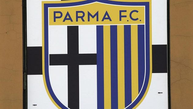 Logo klubu z Parmy u vchodu stadiónu Ennia Tardiniho. Logo klubu z Parmy u vchodu stadiónu Ennia Tardiniho.