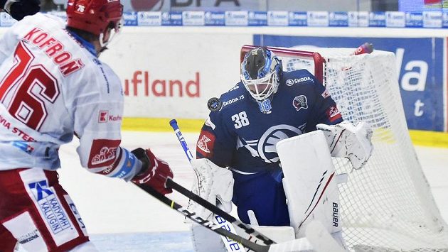Třinecký David Kofroň zkouší pozornost brankáře Plzně Dominika Furcha. Třinecký David Kofroň zkouší pozornost brankáře Plzně Dominika Furcha.