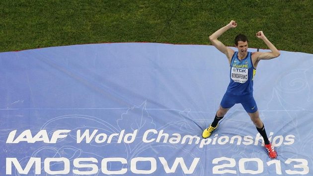 Ukrajinský výškař Bohdan Bondarenko se raduje z titulu mistra světa na MS v Moskvě. Ukrajinský výškař Bohdan Bondarenko se raduje z titulu mistra světa na MS v Moskvě.