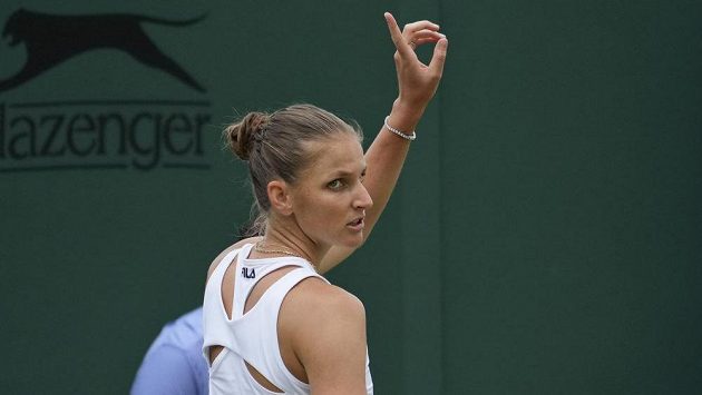 Karolíná Plíšková si žádá o jestřábí oko během osmifinálového utkání. Karolíná Plíšková si žádá o jestřábí oko během osmifinálového utkání.